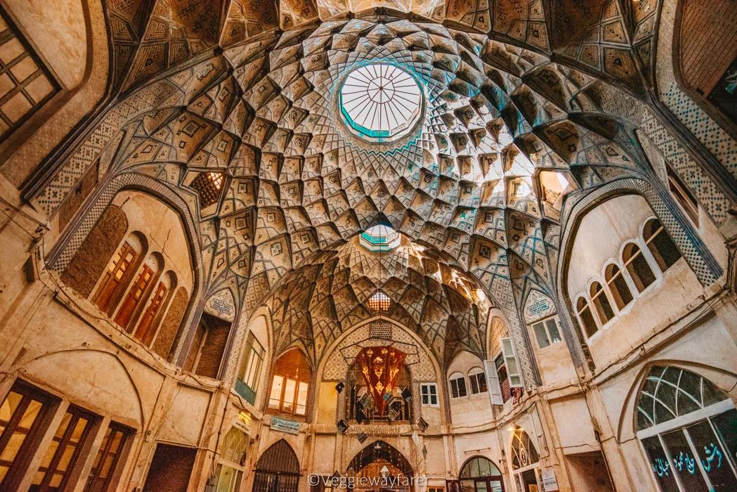 سفر به قلب تاریخ در بازار قدیمی کاشان: راهنمای کامل گشت و گذار